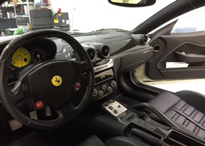 Exclusive-car-polishing-Ferrari Delft